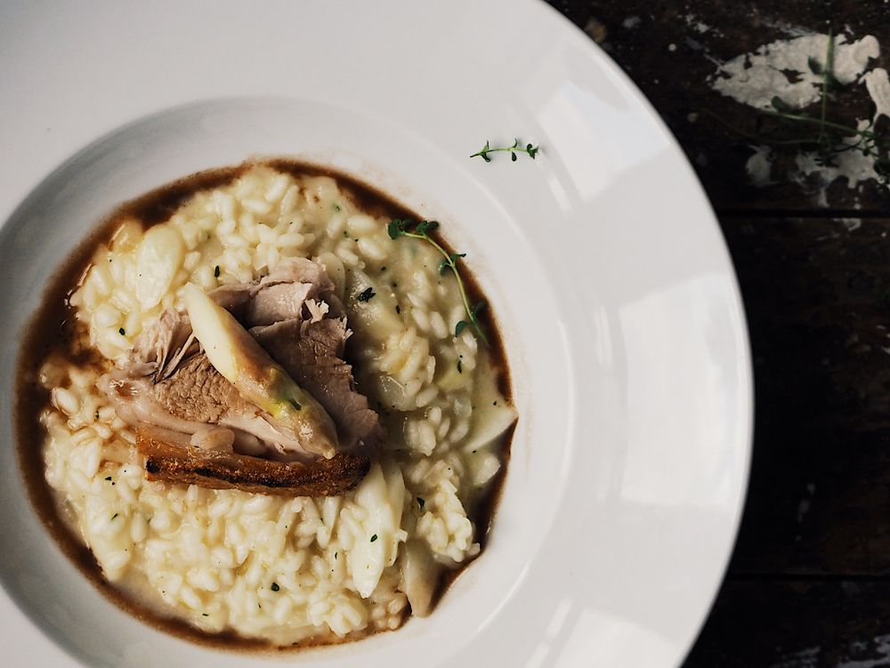 Rezeptbild: Spargelrisotto mit Schweinekrustenbraten und Schoko-Sauce