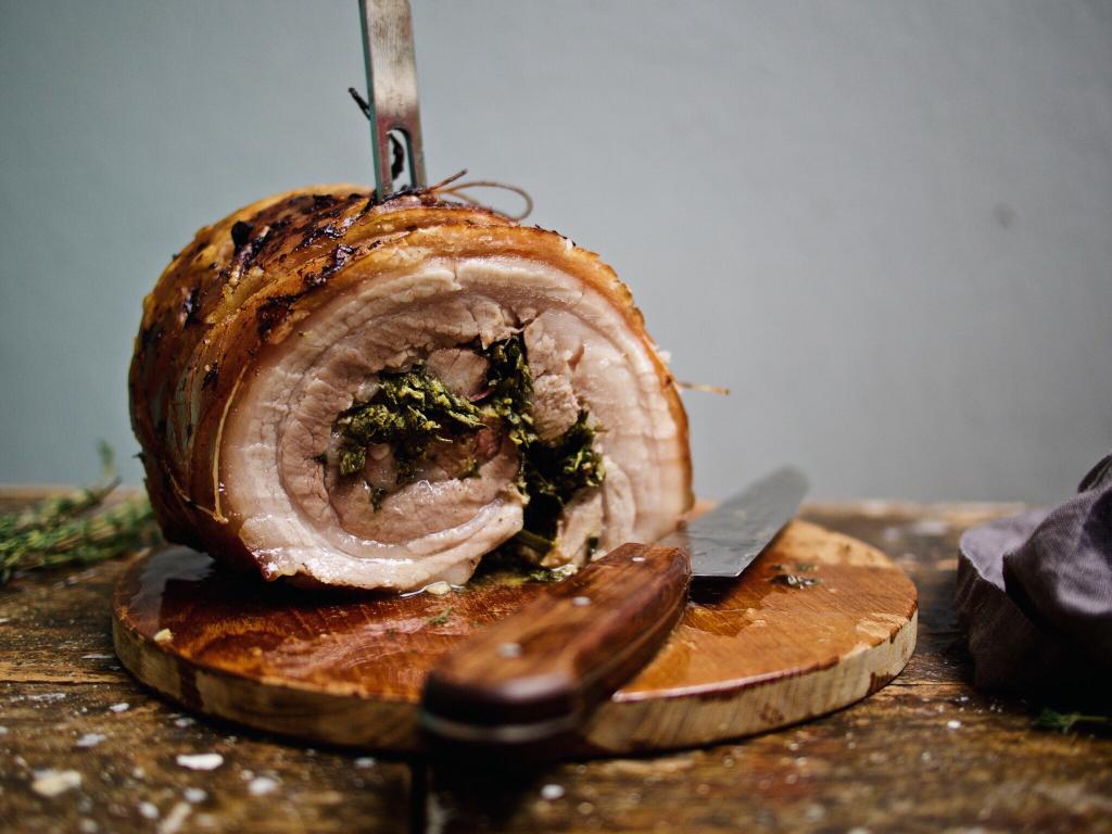 Rezeptbild: Porchetta mit lauwaremen Aprikosen-Pfifferling-Gemüse