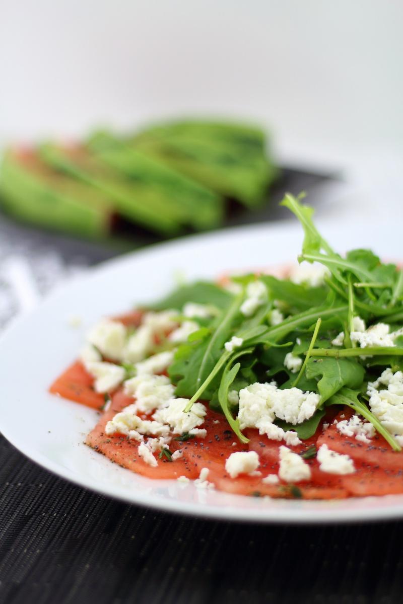 Rezeptbild: Wassermelonen-Carpaccio mit Fetakäse, Rucola und Mohnöl