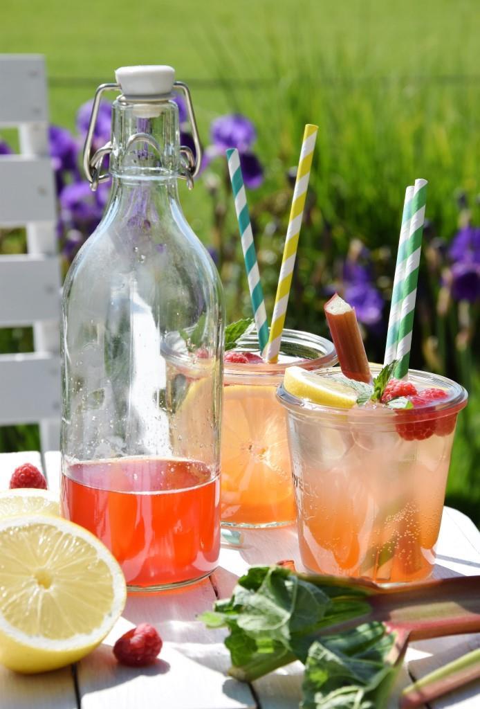 Rezeptbild: Rhabarbersirup mit Himbeeren (20-Minuten-Rezept)