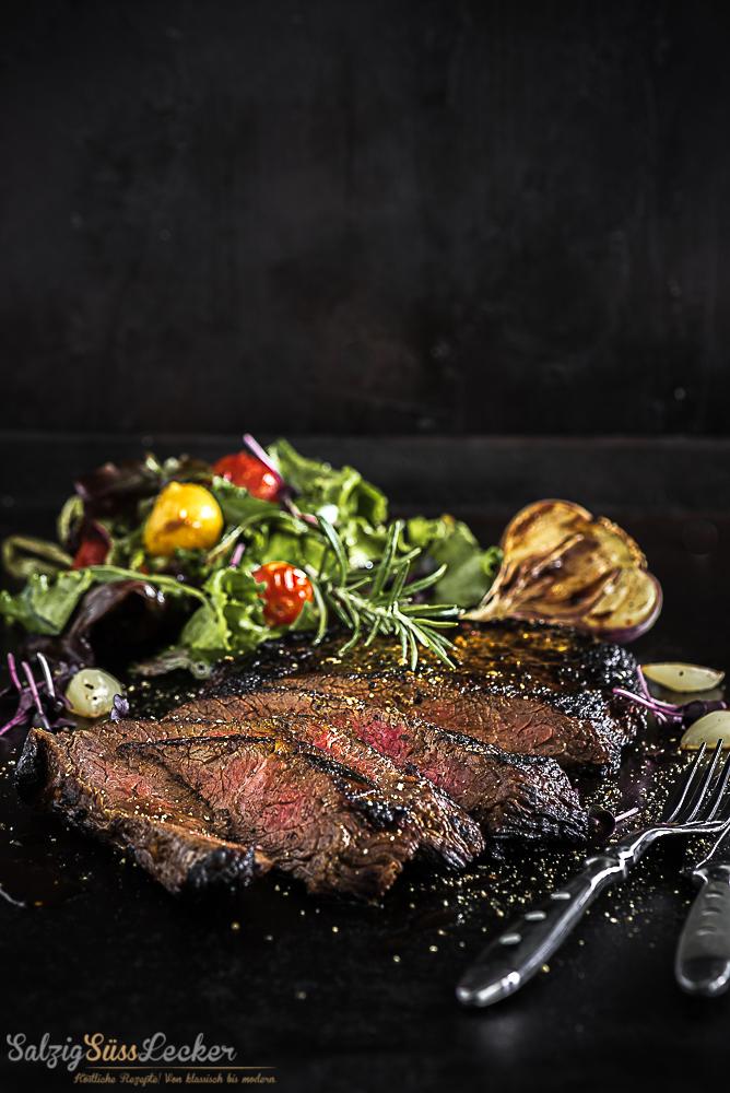 Rezeptbild: FLANKSTEAK UND WAGYU-BRATWURST