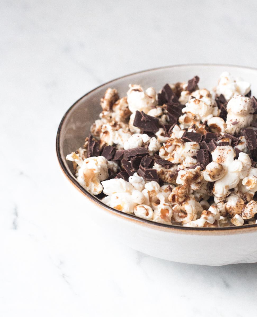 Rezeptbild: Schnelles Karamell & Chocolate Chip Popcorn