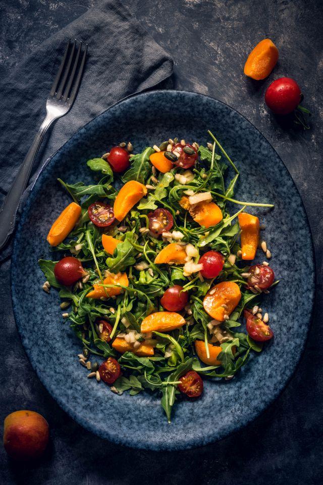 Rezeptbild: Sommerlicher Ruccolasalat mit Aprikosen, Tomaten und einem unfassbar leckeren Dressing
