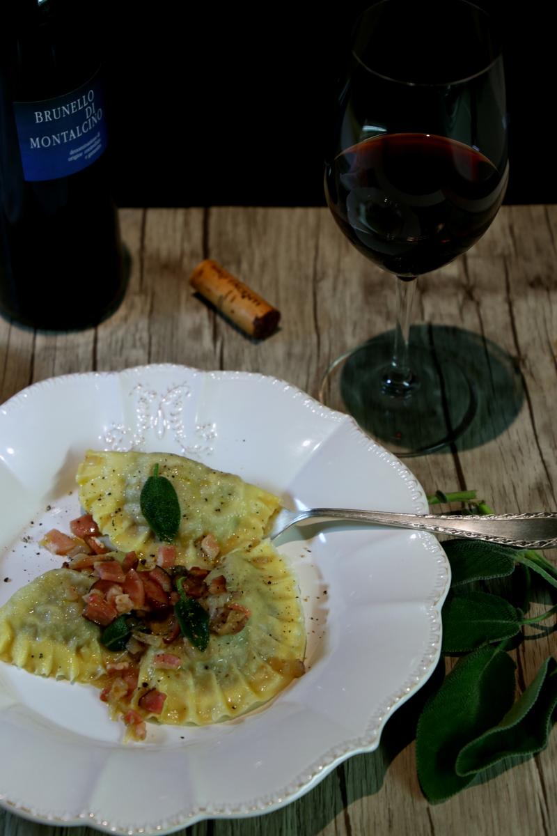 Rezeptbild: Ravioloni di funghi e noci con pancetta affumicata e salvia