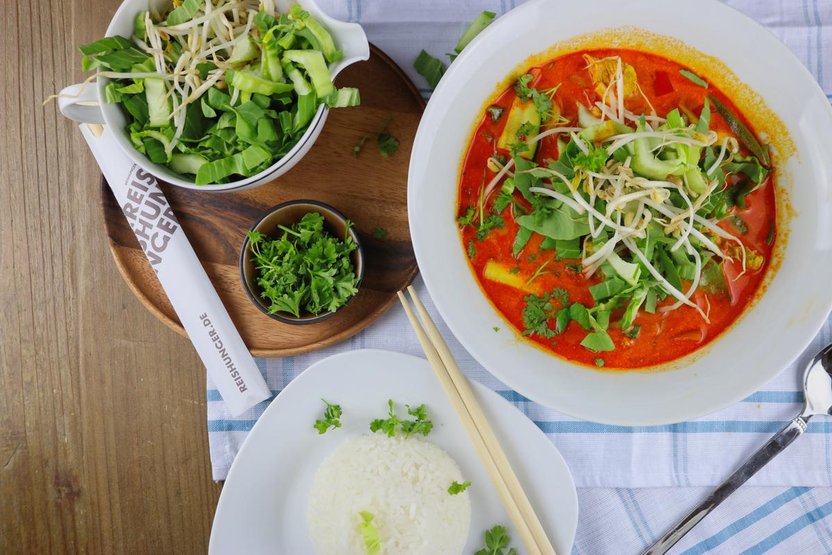 Rezeptbild: Rote Curry-Bowl mit Hähnchen & Reis