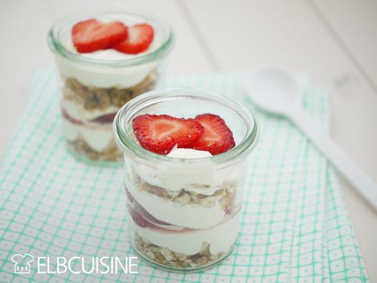 Rezeptbild: Erdbeeren-Liebe – schnelles Dessert mit knusprigen Zimtbrezelherzen