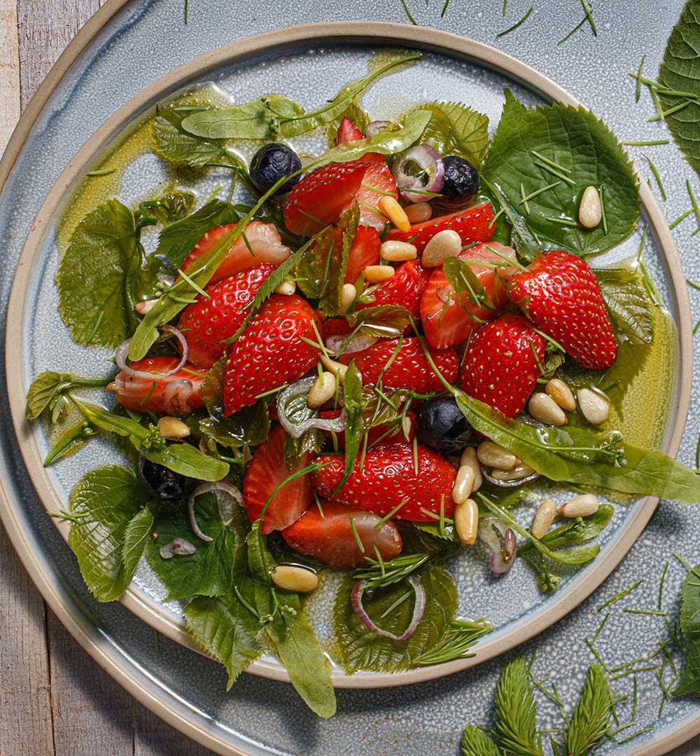 Rezeptbild: Erdbeersalat mit Lindenblättchen und Fichtenspitzen