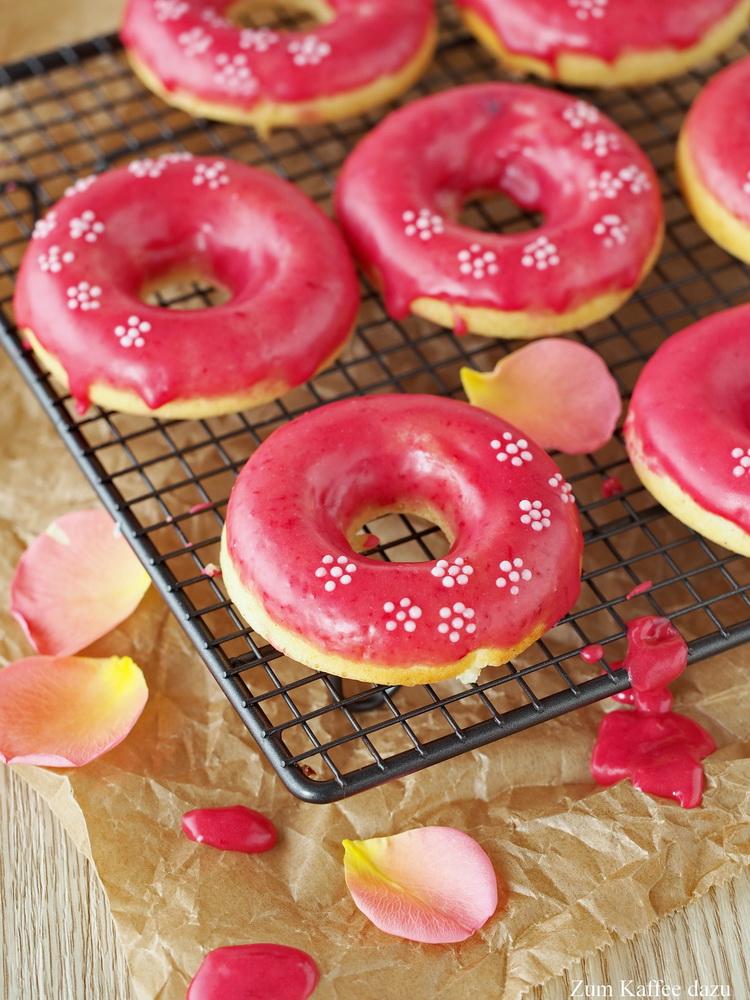 Rezeptbild: Donuts mit Cheesecake-Füllung und Himbeer-Glasur