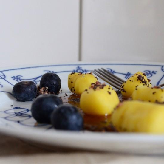 Rezeptbild: Süße Gnocchi mit Kartoffelmilchcreme, Oliven-Mohn-Bröseln und Blaubeeren