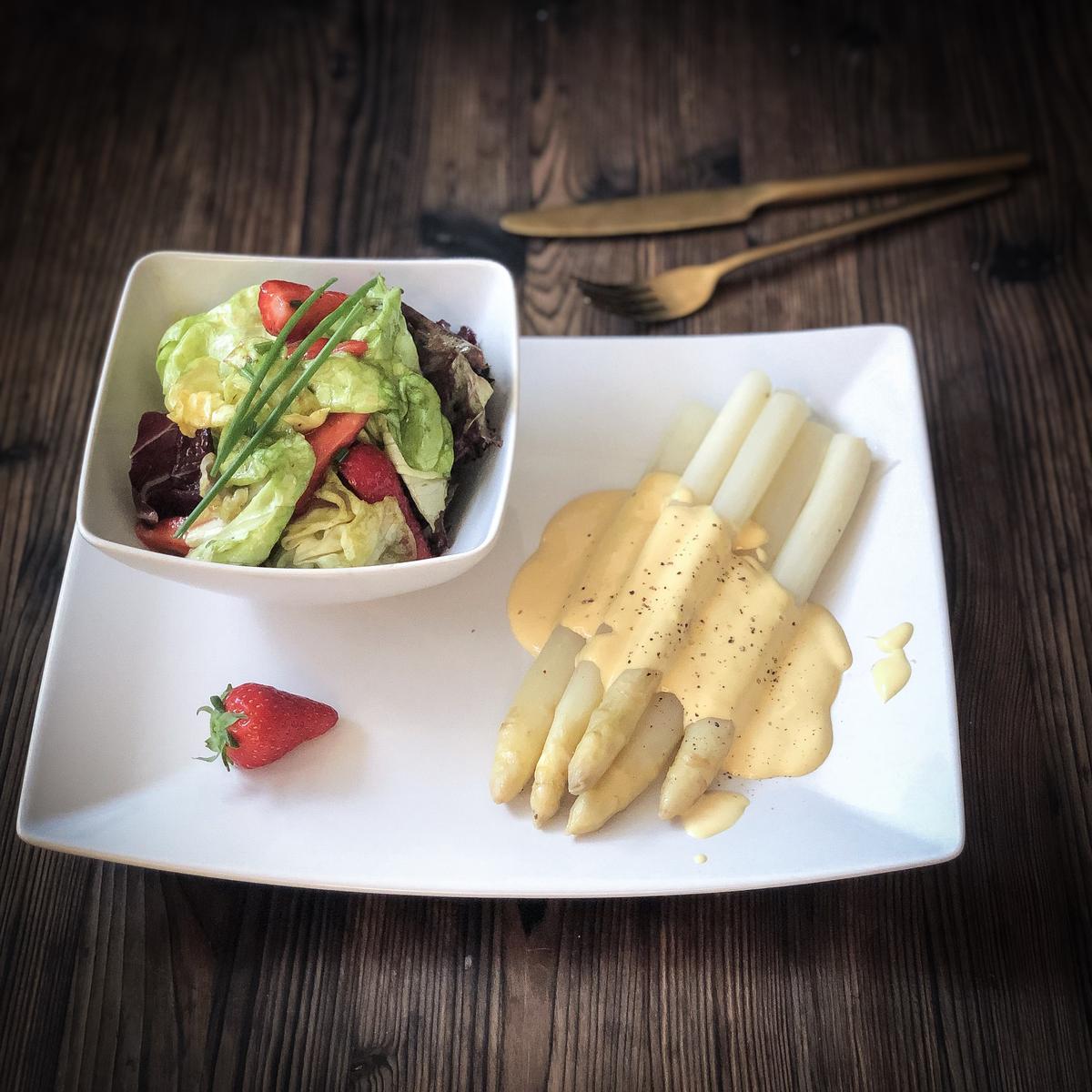 Rezeptbild: WEISSE SPARGELN MIT KOPFSALAT UND ERDBEEREN