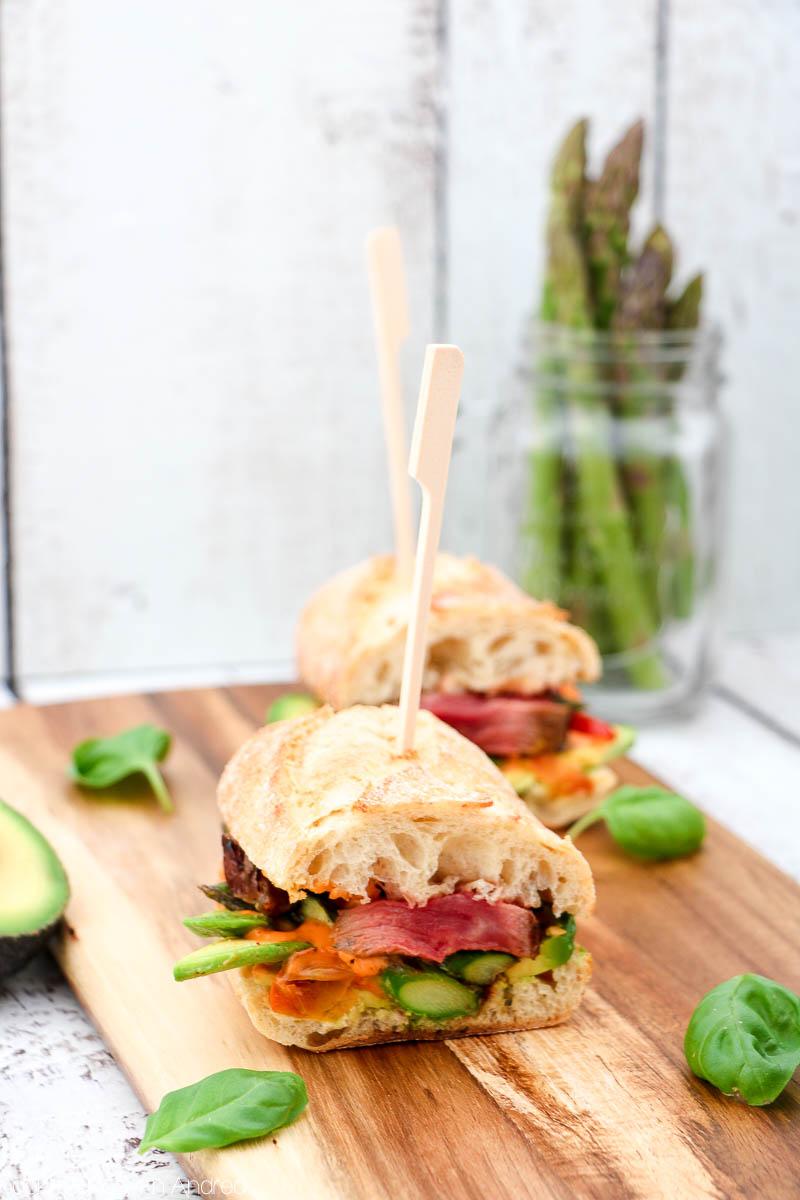 Rezeptbild: Steaksandwich mit Spargel und Avocado