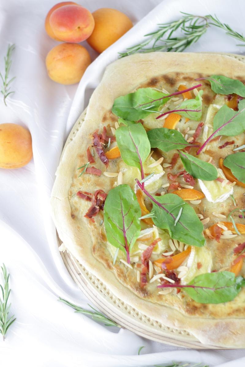 Rezeptbild: Sommerliche Aprikosen-Camembert-Pizza