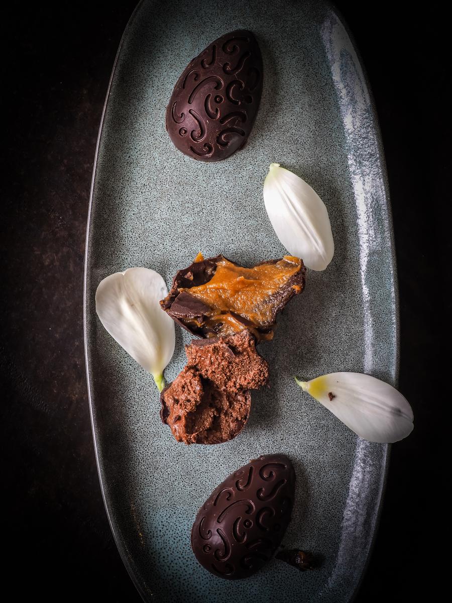 Rezeptbild: Ostereier mit Salted Caramel und Schokomousse Füllung