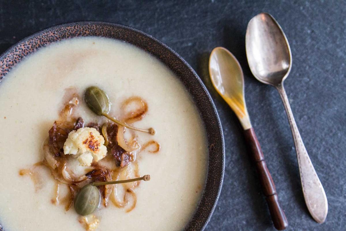 Rezeptbild: Blumenkohlsuppe mit Röstzwiebel- Sardellentopping
