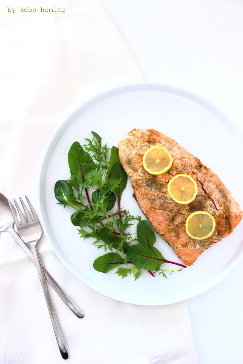 Rezeptbild: Lachsfilet mit bunten Blattsalaten