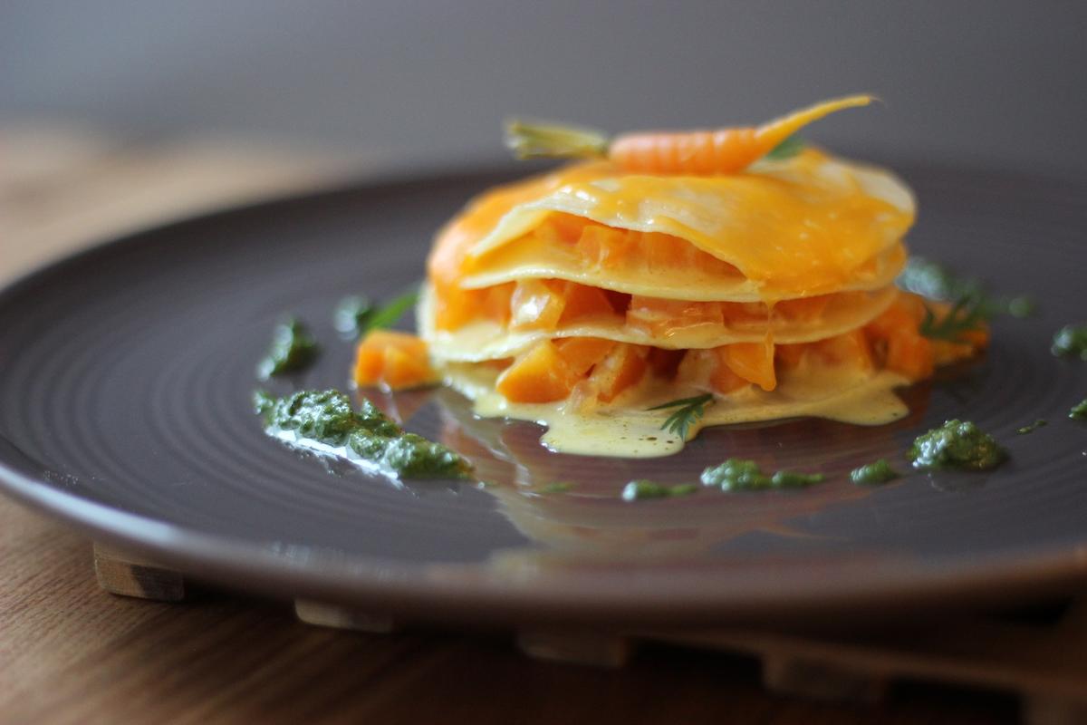 Rezeptbild: Offene Möhrenlasagne mit Karottengrün-Pesto