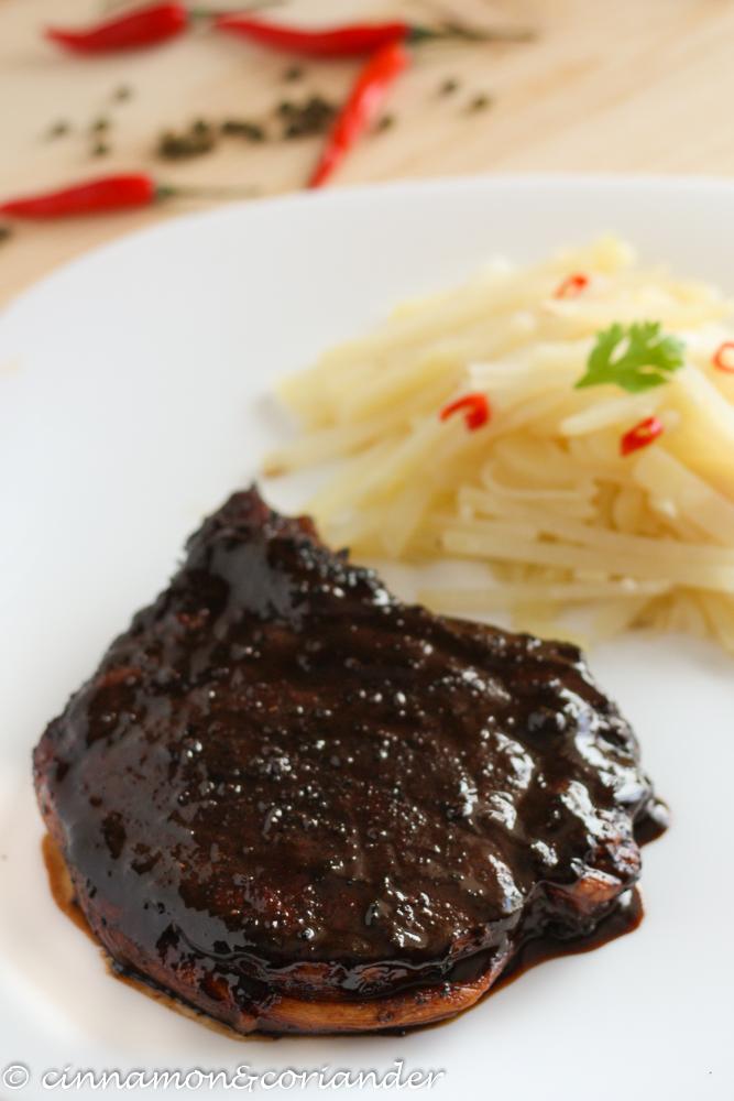 Rezeptbild: Chinesische Schweinekoteletts mit scharfem Szechuan-Kartoffelsalat