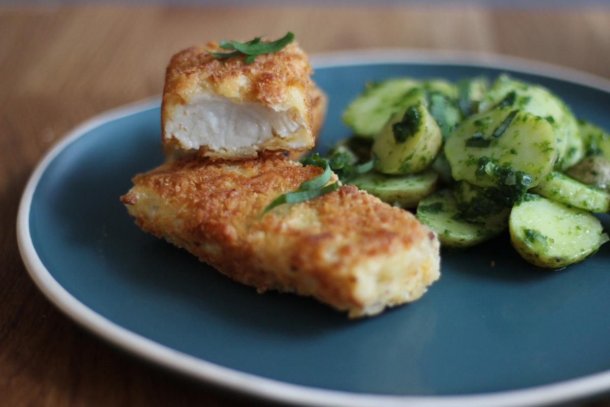 Rezeptbild: Kartoffelsalat mit Bärlauch und selbstgemachten Fischstäbchen