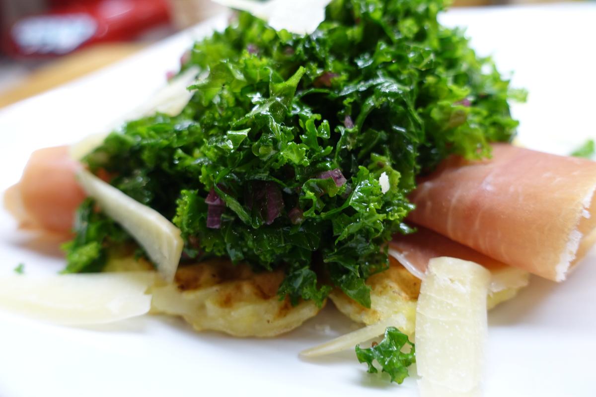 Rezeptbild: Grünkohl mit luftgetrocknetem Schinken auf warmen Kartoffelwaffeln