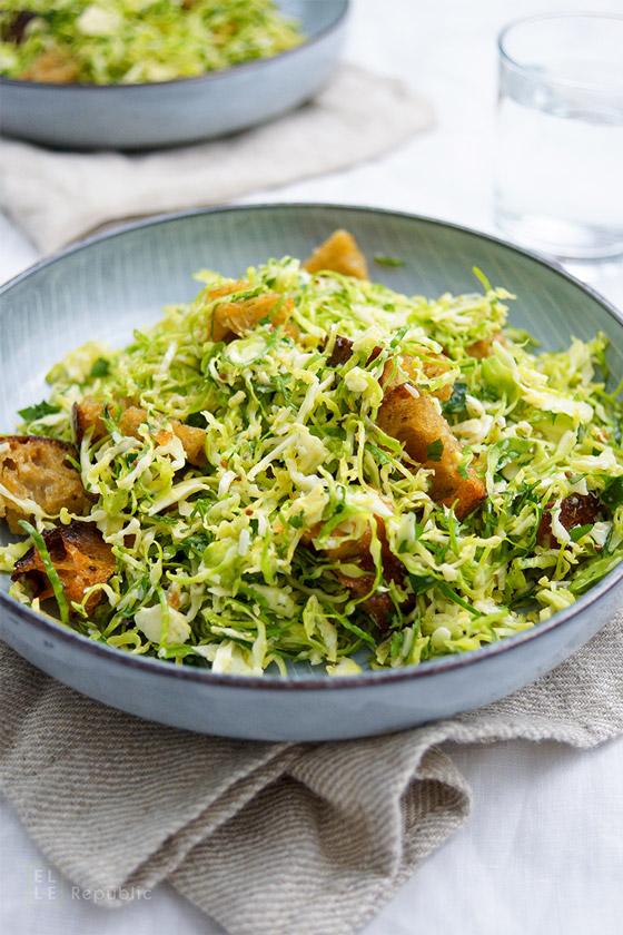 Rezeptbild: Rosenkohl Ceasar Salat mit Ciabatta-Kräuter-Croûtons