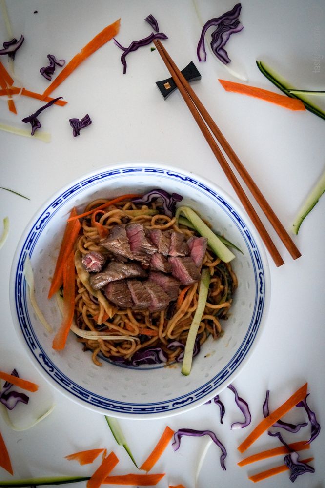 Rezeptbild: Nudeln in Erdnusssauce mit Steakstreifen