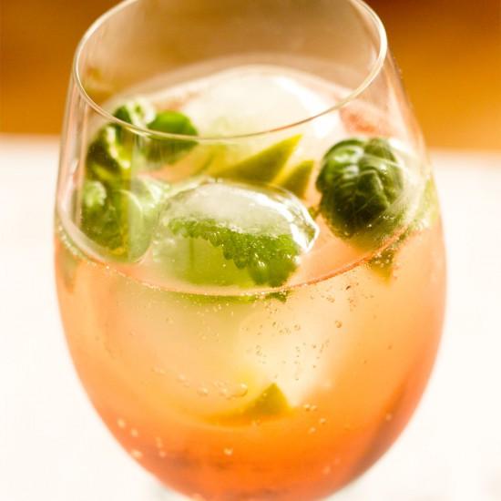 Rezeptbild: Blumiger Sommercocktail