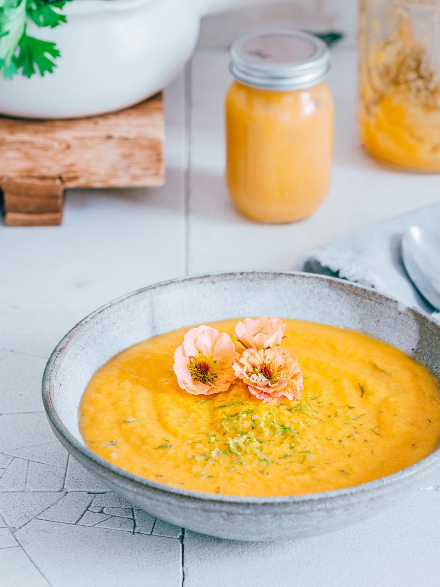 Rezeptbild: KAROTTENSUPPE MIT INGWER & KOKOSMILCH
