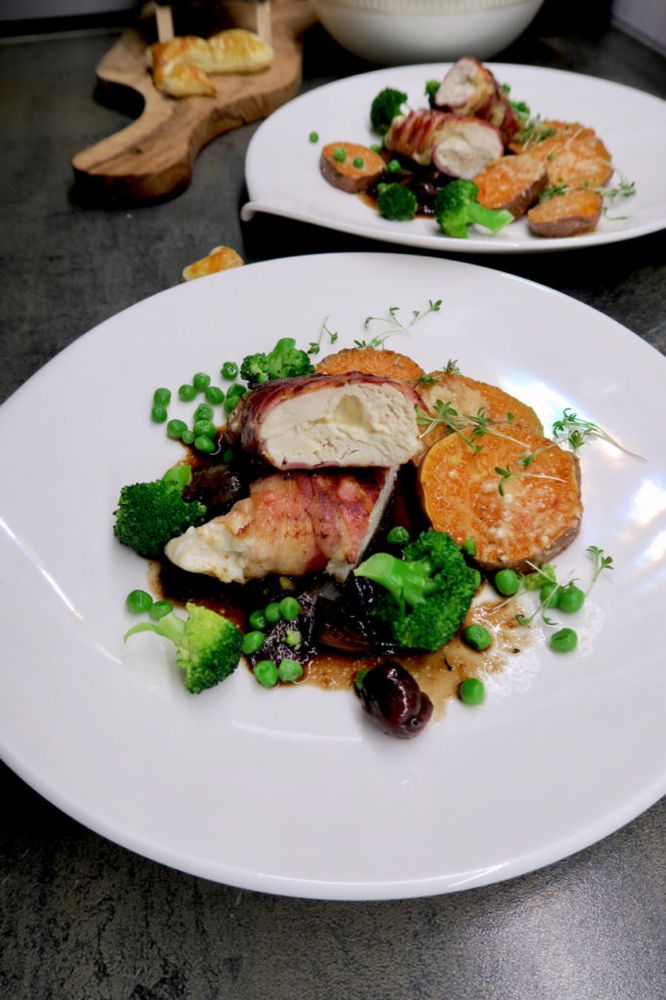 Rezeptbild: Huhn im Speckmantel, Balsamico-Kirschsauce & Süsskartoffeln mit Parmesankruste