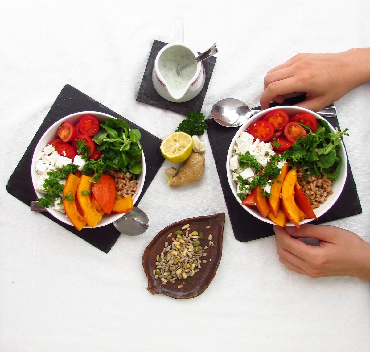 Rezeptbild: Dinkel-Spätsommer-Bowl mit einer unwiderstehlichen Dill-Joghurtsauce