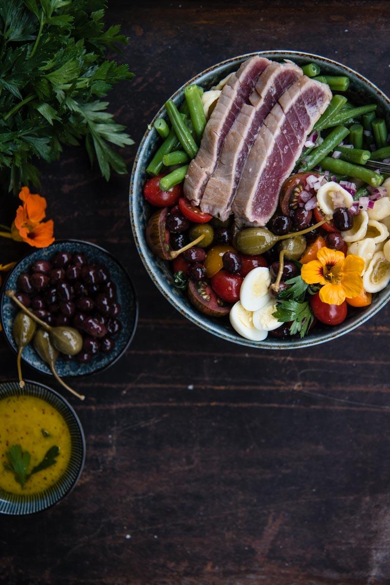 Rezeptbild: Nudelsalat "Niçoise" mit rosa gebratenem Tuna und Dijonsenf Vinaigrette