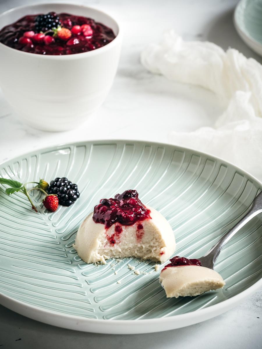 Rezeptbild: Vegane Panna Cotta mit Tonkabohne & rote Grütze mit Zimt und Kardamom