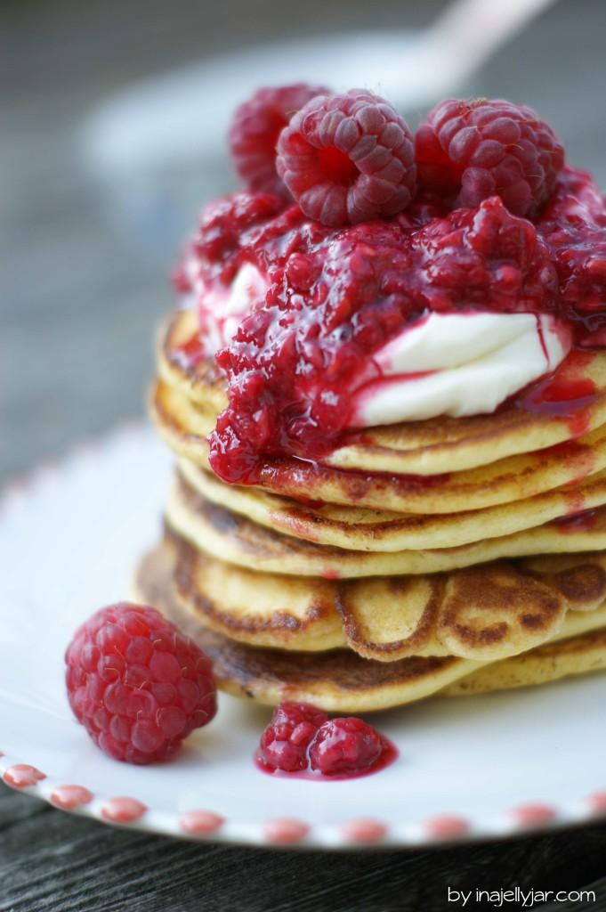 Rezeptbild: Orangenblütenpancakes mit Himbeeren und Frischkäsecreme