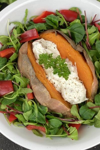 Rezeptbild: Gebackene Süßkartoffel mit Honig-Zitronen Dip – Vegetarisches Süßkartoffel Rezept