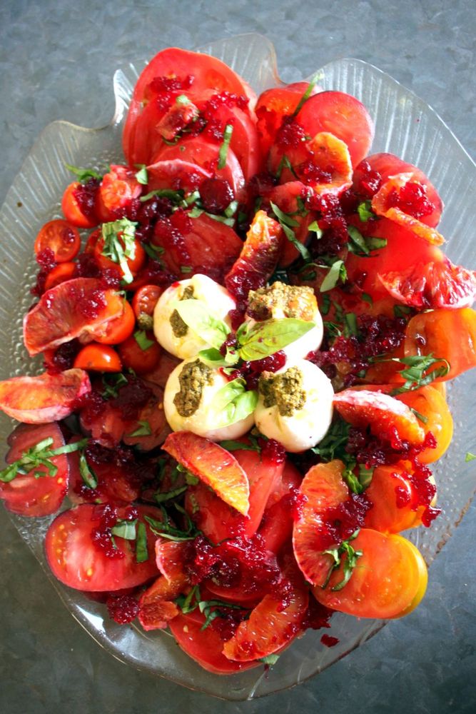Rezeptbild: Tomatensalat mit Burrata und Randen Kaviar