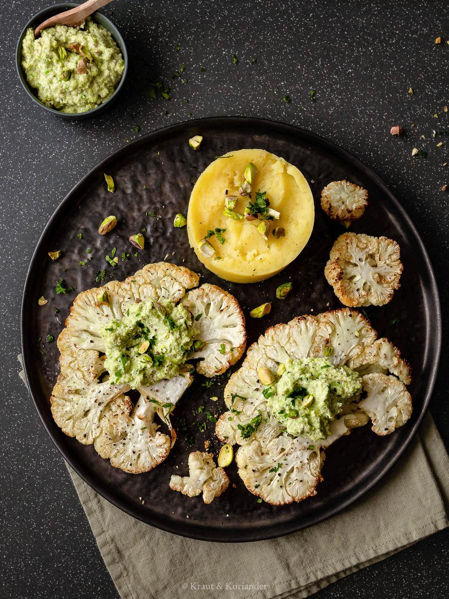 Rezeptbild: Karfiolsteaks aus dem Ofen mit Wirsingpesto und Kartoffelstampf