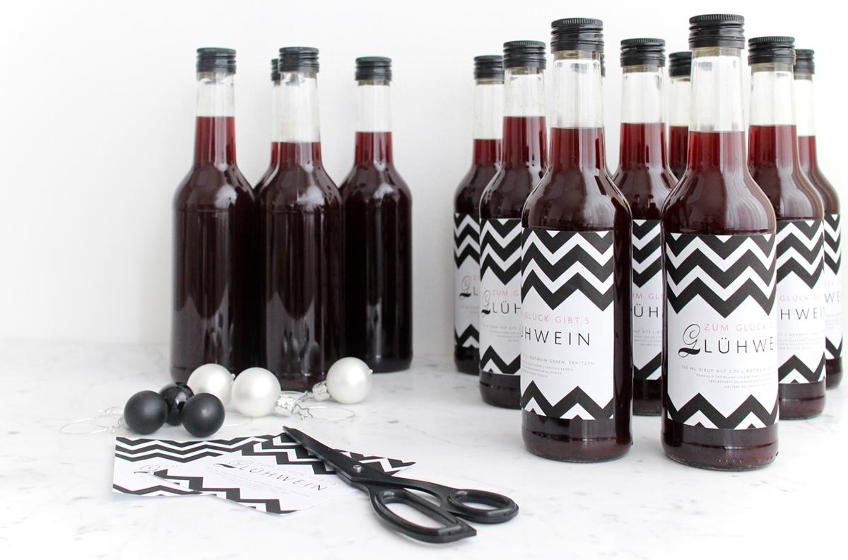 Rezeptbild: Glühweinsirup - ein perfektes Geschenk aus der Küche