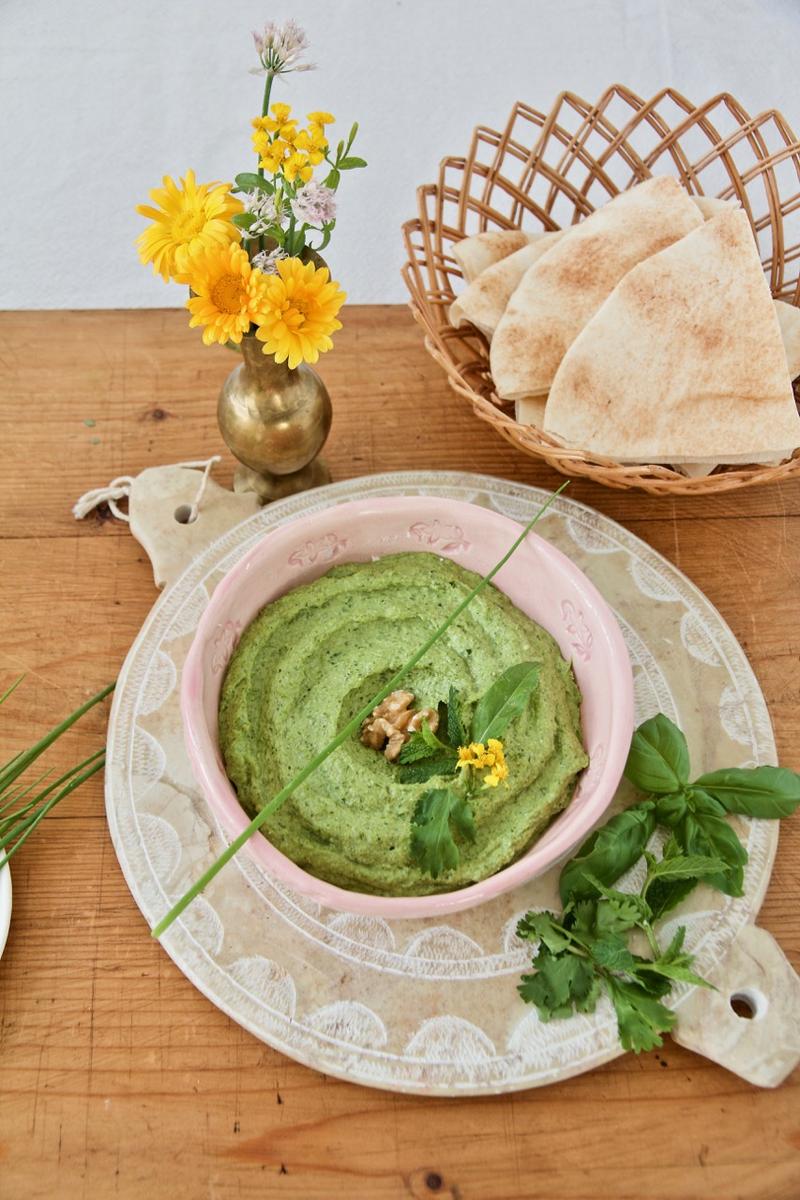 Rezeptbild: Sabzi Khordan Dip - Kräuter-Feta-Dip mit Walnüssen
