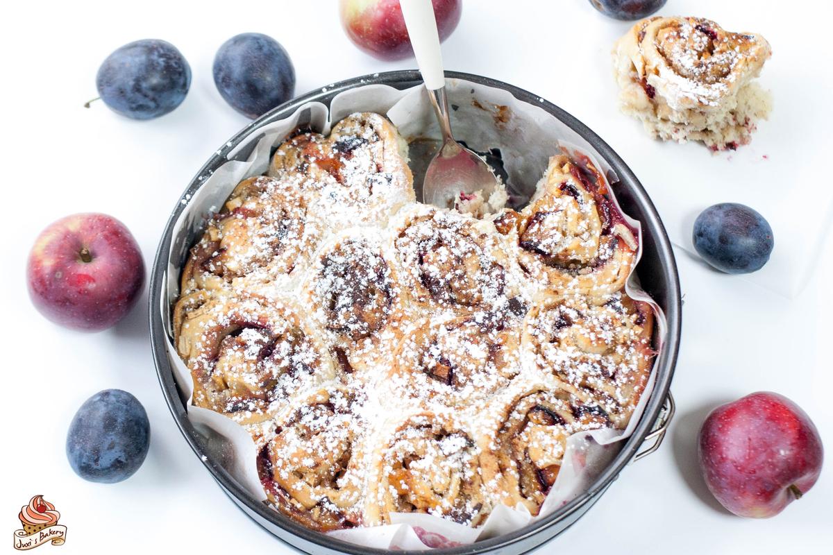 Rezeptbild: Apfel-Zwetschgen-Nuss-Schnecken