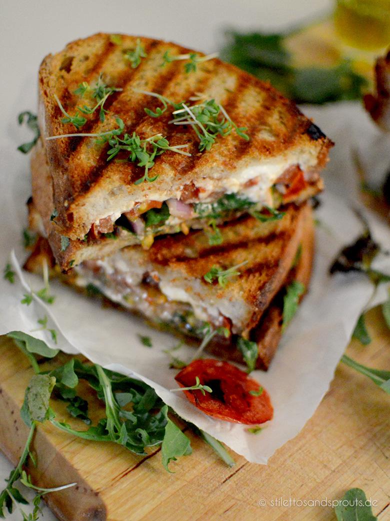 Rezeptbild: Feta Grilled Cheese Sandwich mit Rucola und Tomate