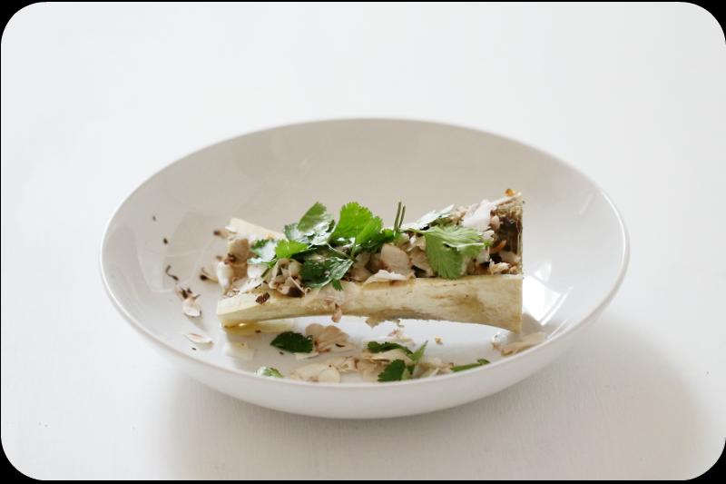 Rezeptbild: Rindermark gebacken im Markknochen, quergesägt, mit Pankokruste, Chamignon, Koriander, Kokos und Norialge