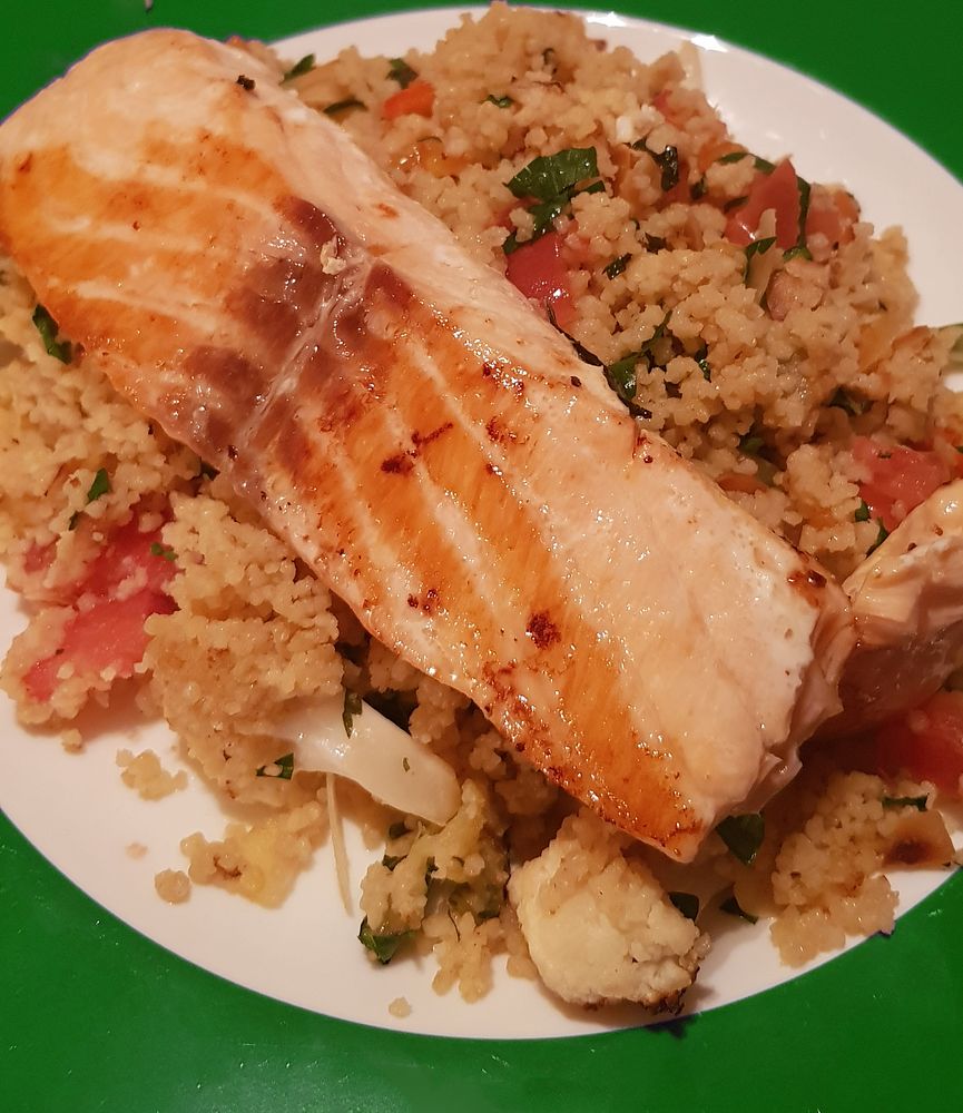 Rezeptbild: Couscous mit Blumenkohl dazu Lachs