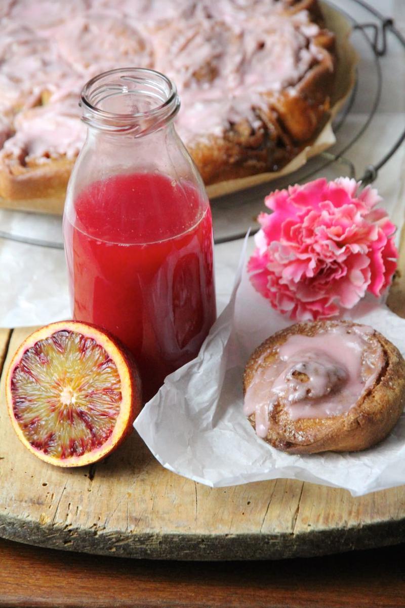 Rezeptbild: Kardamom Hefeschnecken mit Blutorangen Frosting