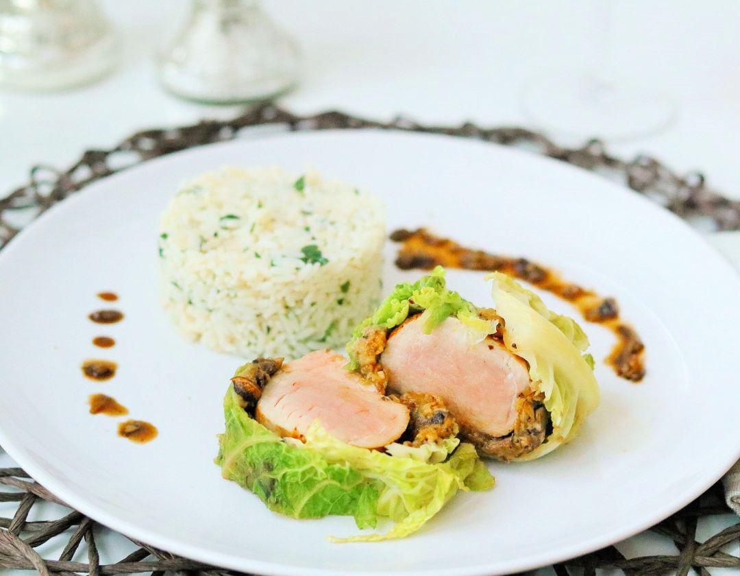 Rezeptbild: Schweinefilet im Wirsing-Pilz-Mantel