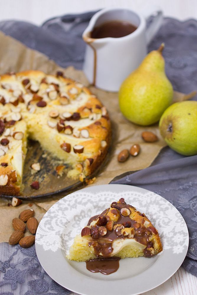 Rezeptbild: Birnenkuchen mit Mandeln und Schokosoße