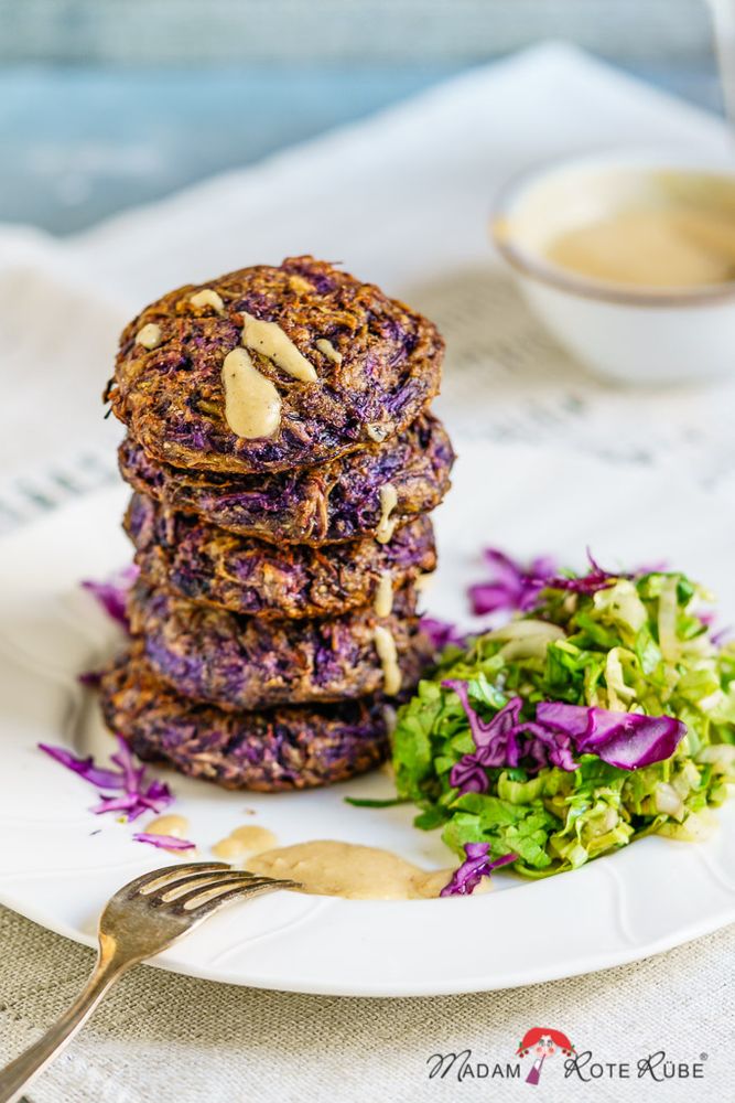 Rezeptbild: Rotkohl-Kartoffel-Bratlinge mit Erdnussdressing