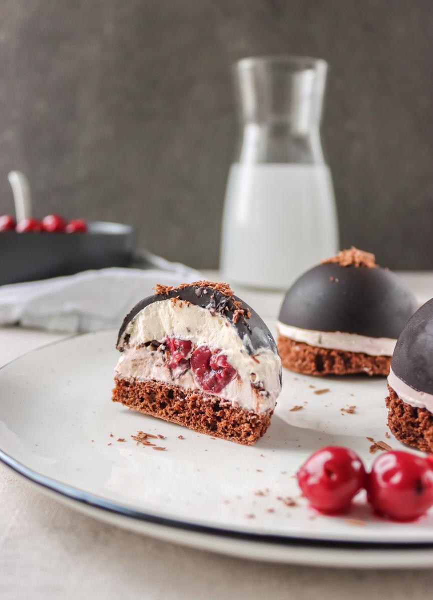 Rezeptbild: Geeiste Schwarzwälder-Kirsch-Kuppeln