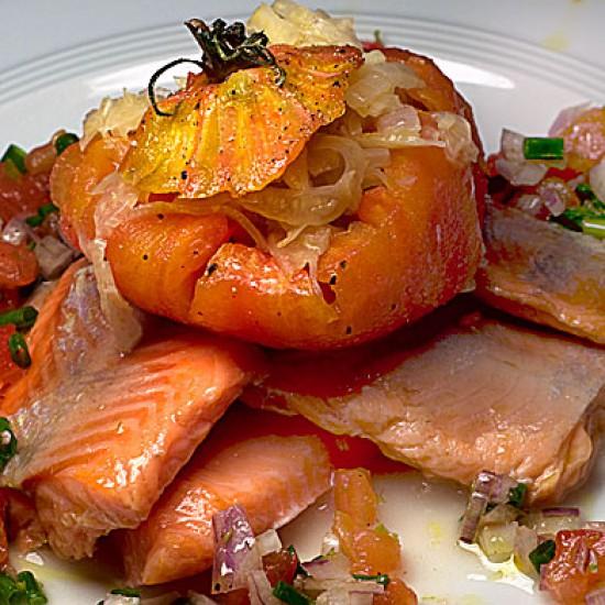 Rezeptbild: Konfierter Saibling mit Honigtomaten und Fenchelsauerkraut