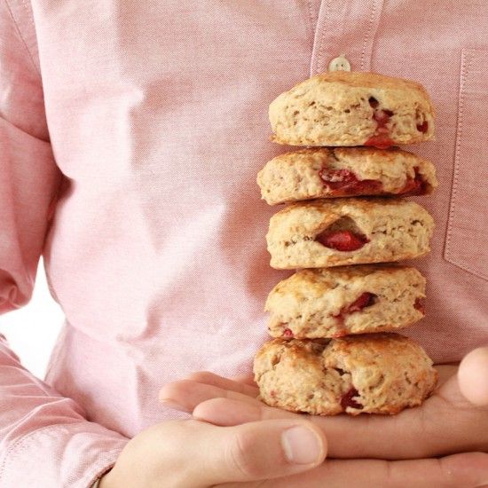 Rezeptbild: Haferflocken-Scones mit frischen Erdbeeren