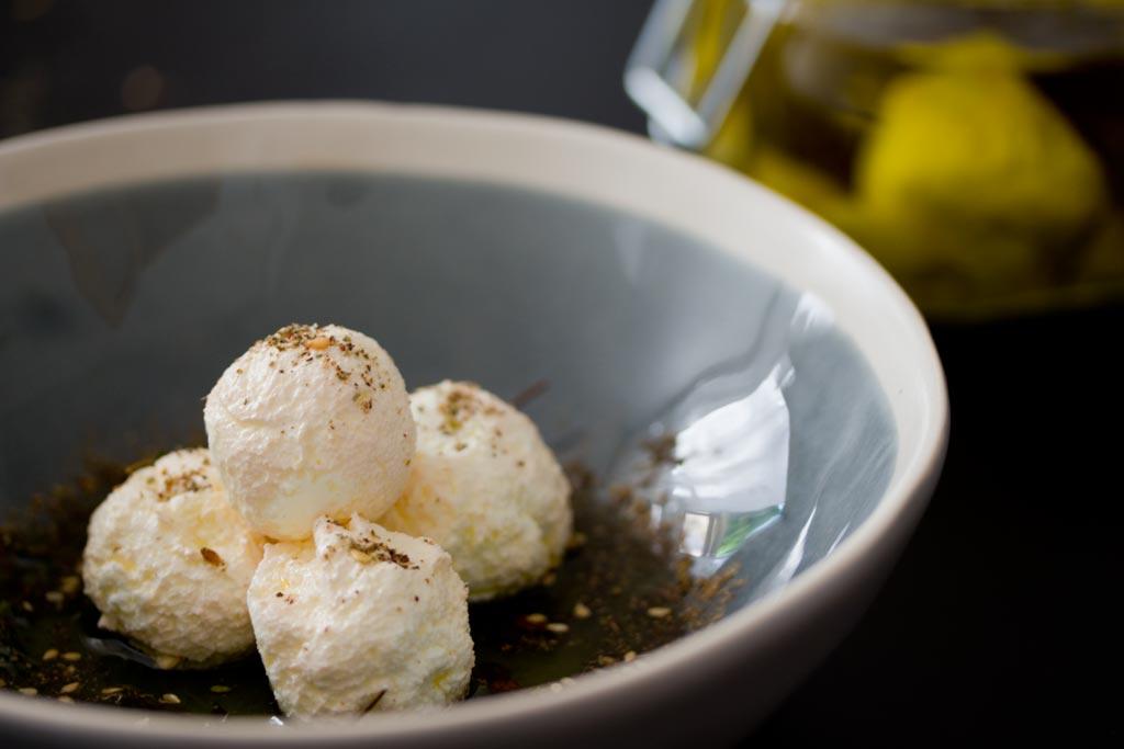 Rezeptbild: Eingelegte Frischkäsekugeln aus Labneh