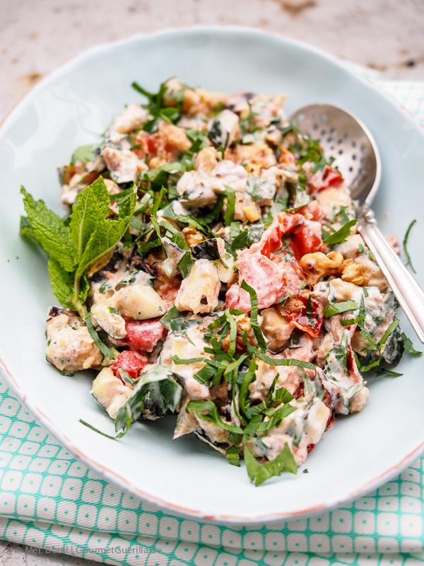 Rezeptbild: Salat von gegrillten Zucchini und Tomaten mit Joghurt, Walnüssen, Kräutern und Ahornsirup nach Ottolenghi